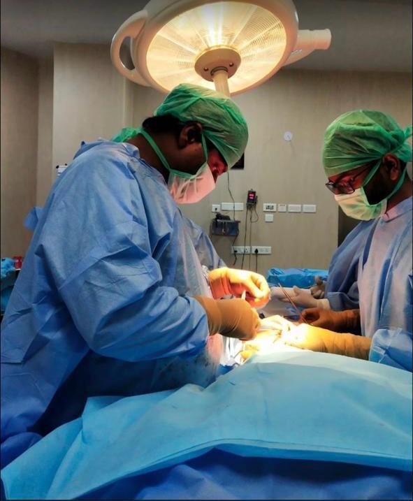 Dr. Kumaragurubaran operating at Billroth Hospitals, Shenoy Nagar